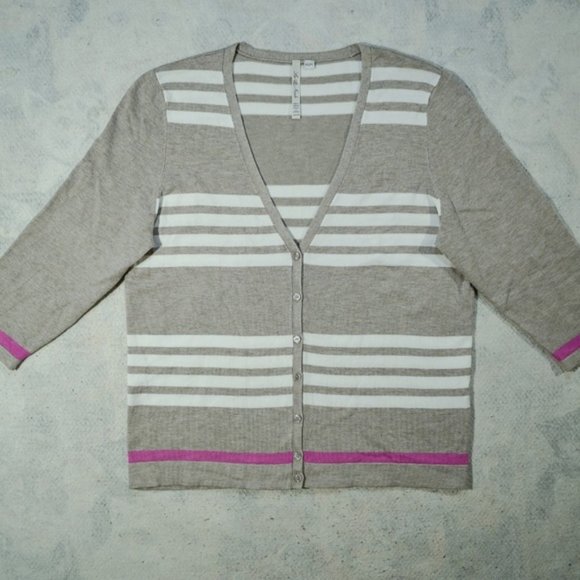 Leo & Nicole Gray White Pink Button-Front V-Neck - Picture 1 of 7